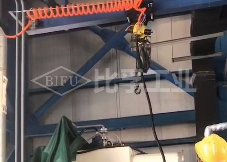 化工原料搬運防爆氣動葫蘆案例