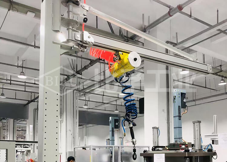 電子元件上下料氣動平衡吊案例