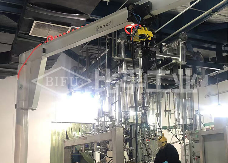 化工原料灌裝線防爆氣動葫蘆案例